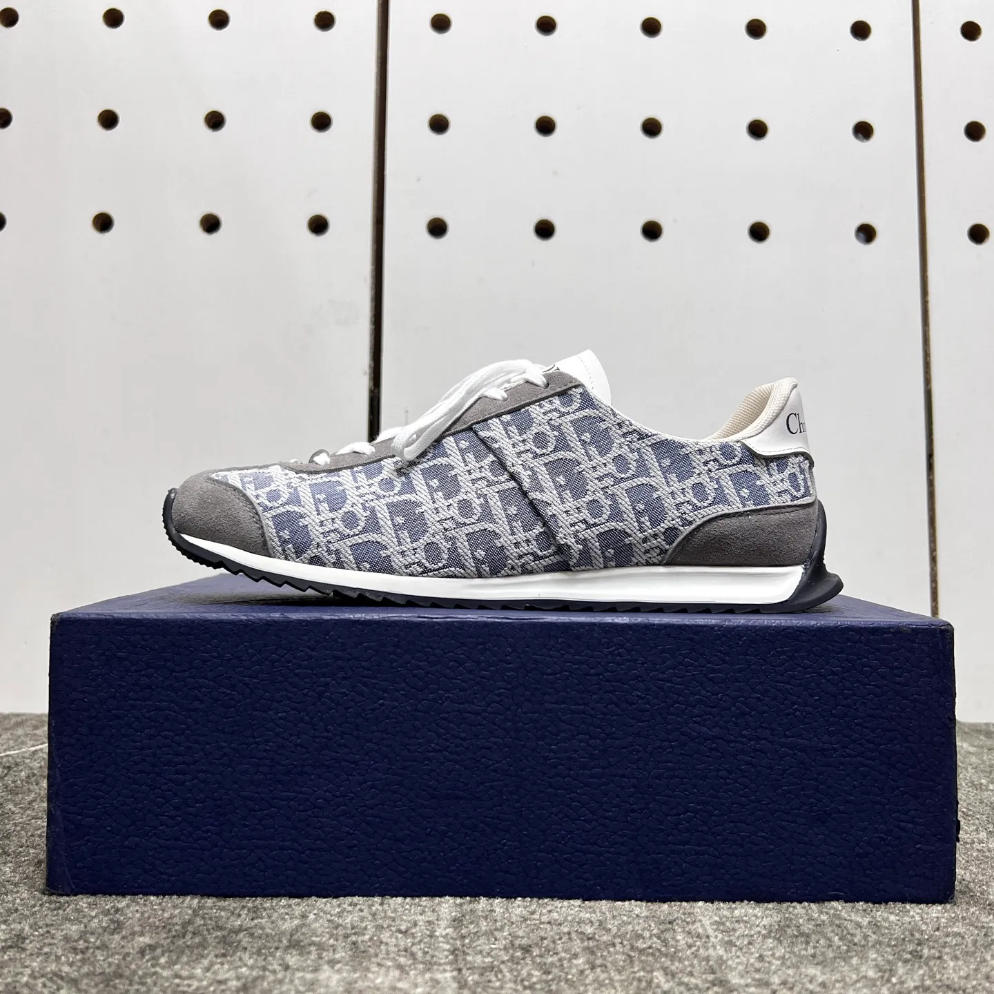 Factory price: 420💰【DIAo•Dior】Original quality.~ Unique modern style sneakers. 🏃A must-have casual shoe for trendy men😍😍 Original brand imported from Italy, imported original leather, sheep lining (refuses to discolor and grind feet) Sole: Original sole provided by the original factory, French lazy style design ⚠️Fit to the feet, original quality, super comfortable original sole. It’s like shooting the real thing 🎬The real thing is better, high-quality sneakers, size: 38-44, custom-made 45